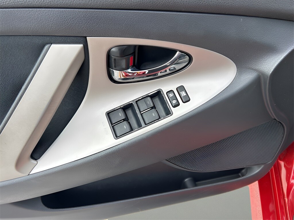 2011 Toyota Camry SE photo 4