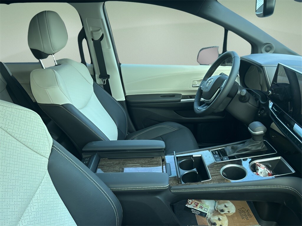 2025 Toyota Sienna Limited photo 3