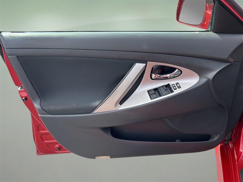 2011 Toyota Camry SE photo 3