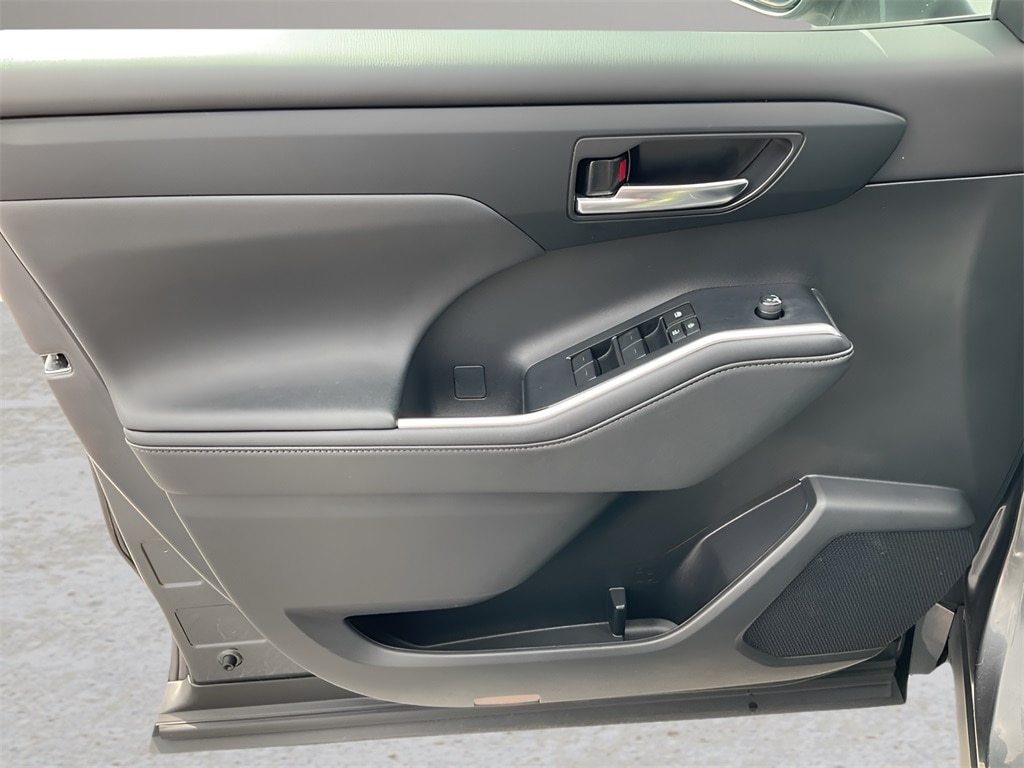 Used 2024 Toyota Highlander LE SUV