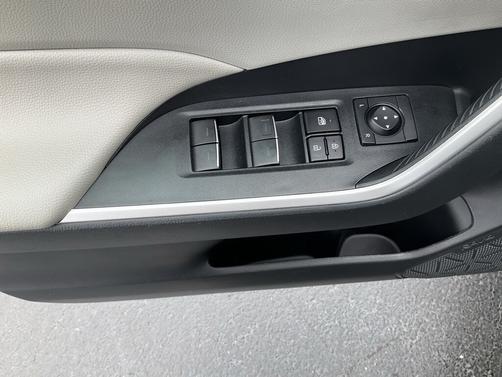 2023 Toyota RAV4 XLE photo 3