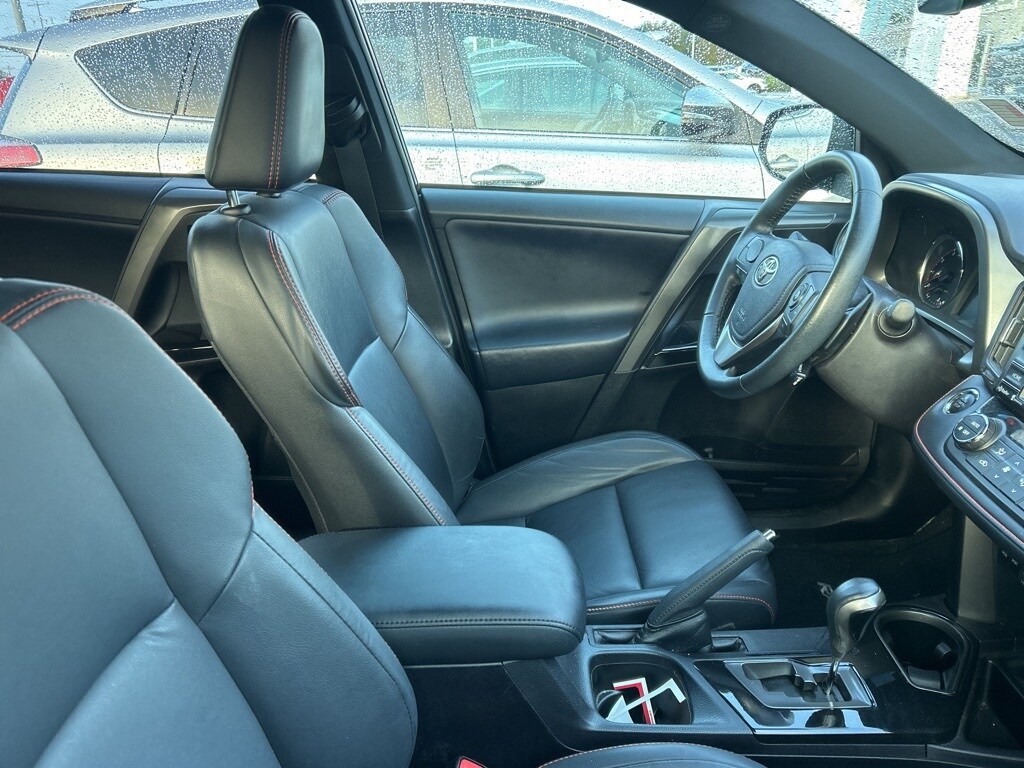 2017 Toyota RAV4 SE photo 3