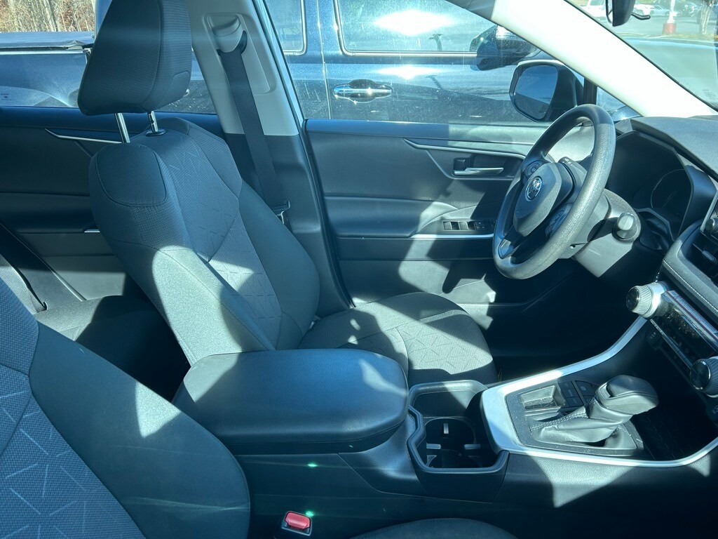 2025 Toyota RAV4 XLE photo 4