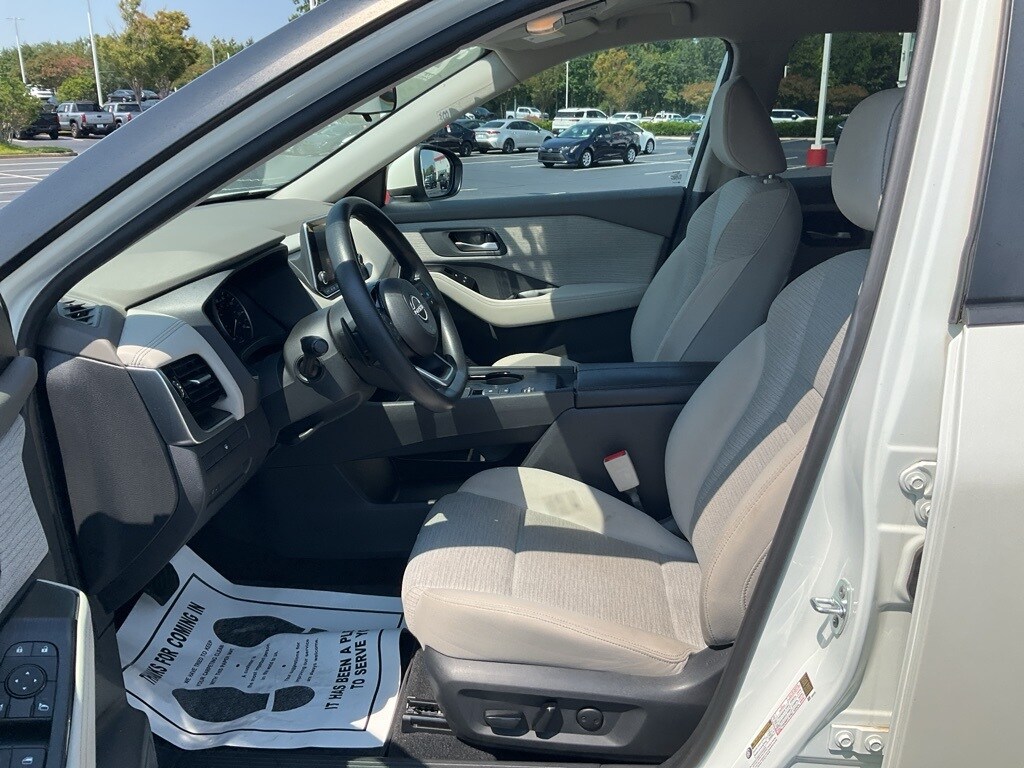 2022 Nissan Rogue SV photo 2