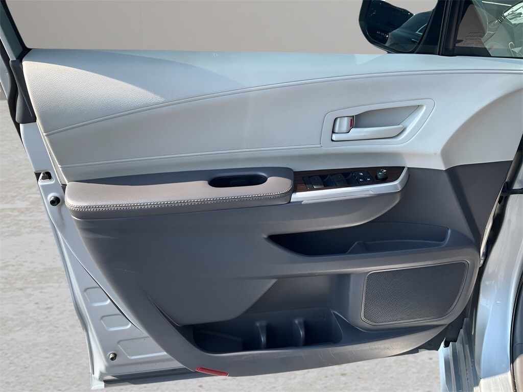 2022 Toyota Sienna LE photo 3