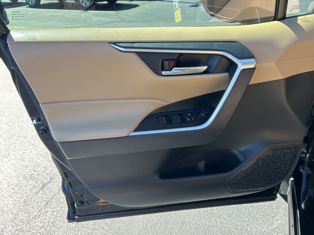 2023 Toyota RAV4 XLE photo 3