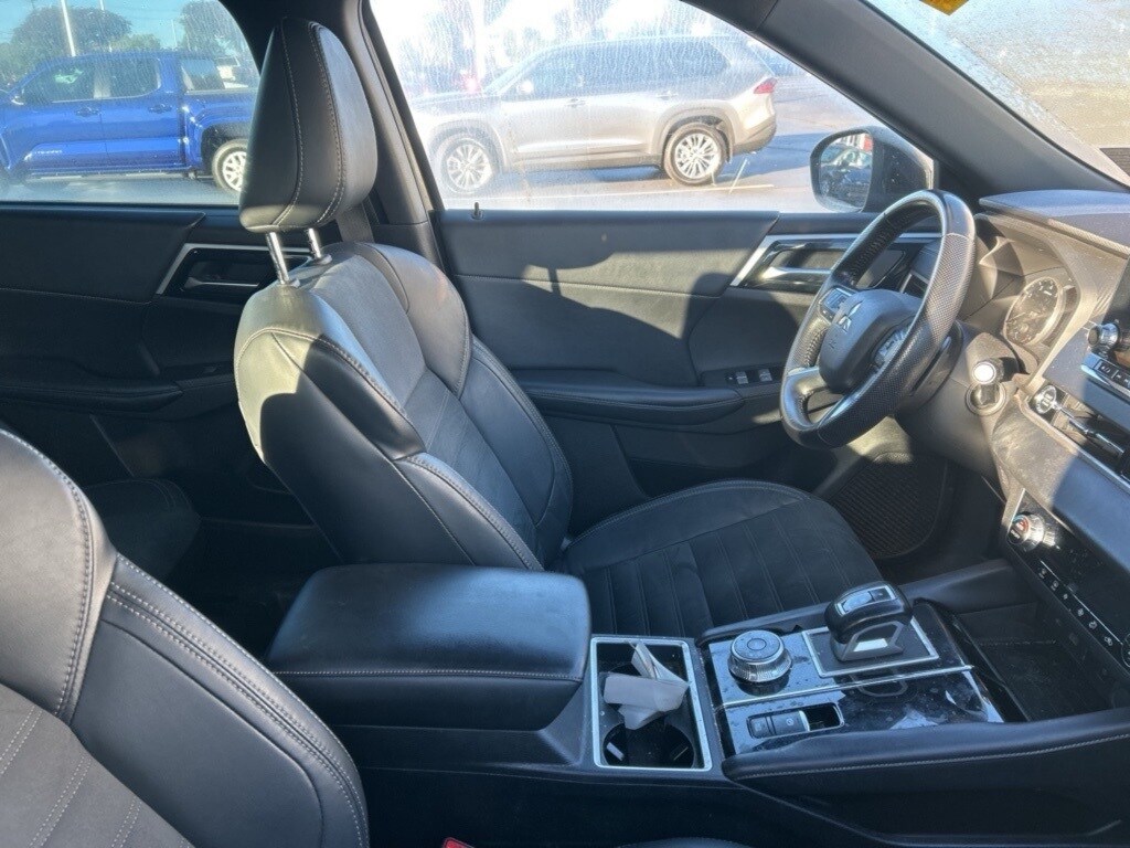 2022 Mitsubishi Outlander SE photo 3