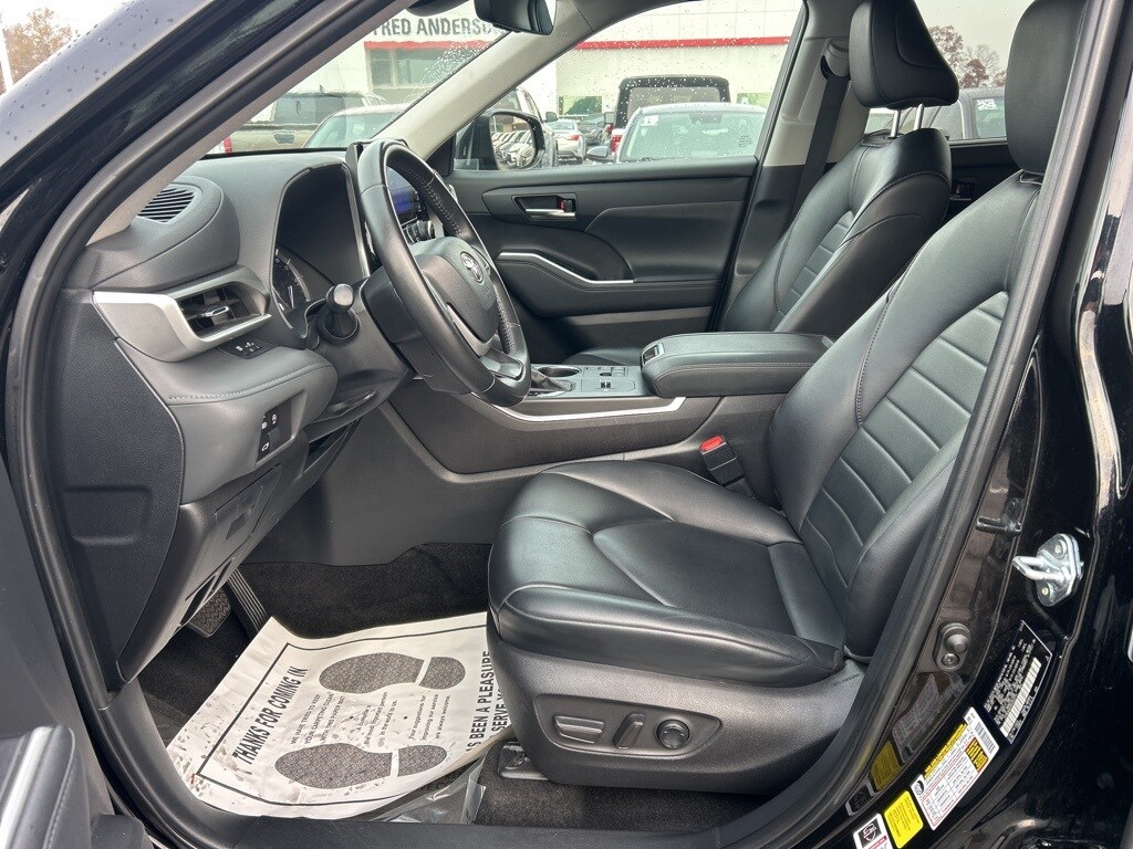 2024 Toyota Highlander LE photo 2