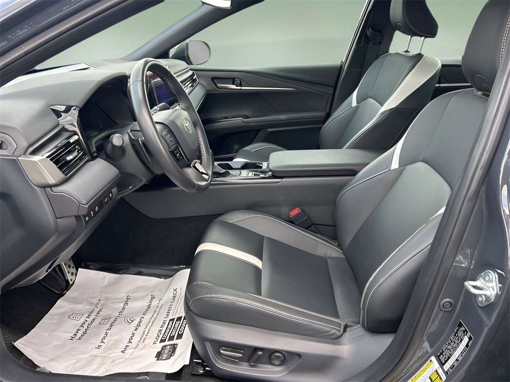 2025 Toyota Camry SE photo 2