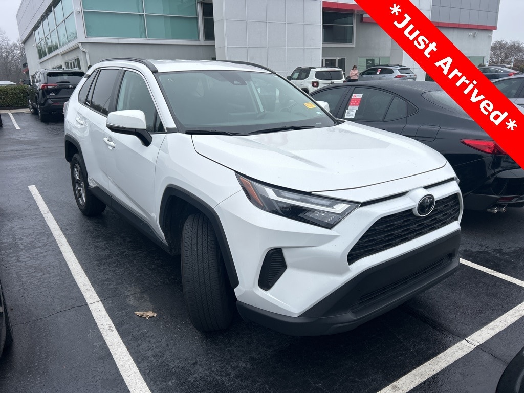 2024 Toyota RAV4 XLE's photo