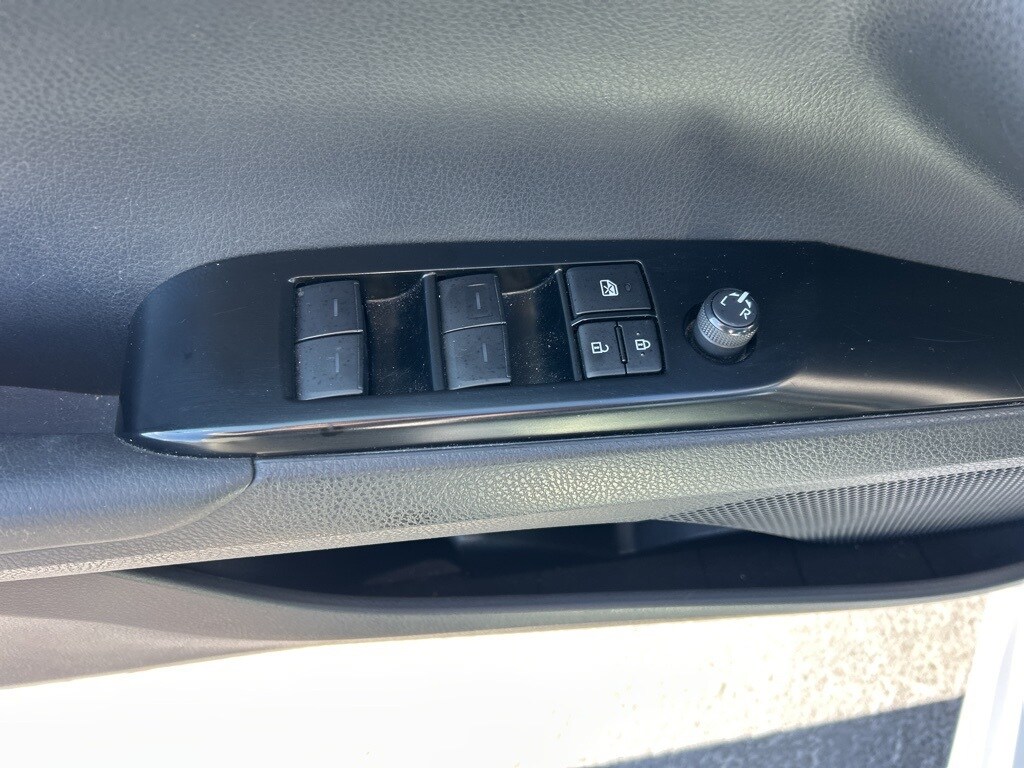2025 Toyota Camry SE photo 4