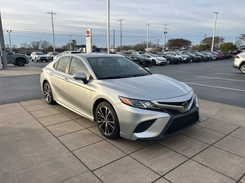 2018 Toyota Camry SE's photo