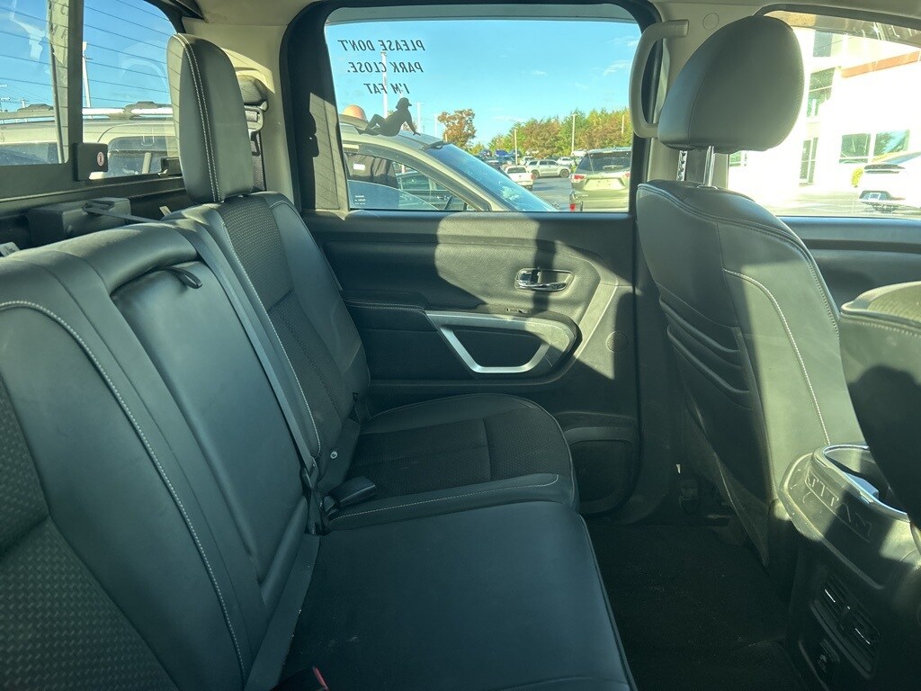 2017 Nissan Titan PRO-4X photo 3