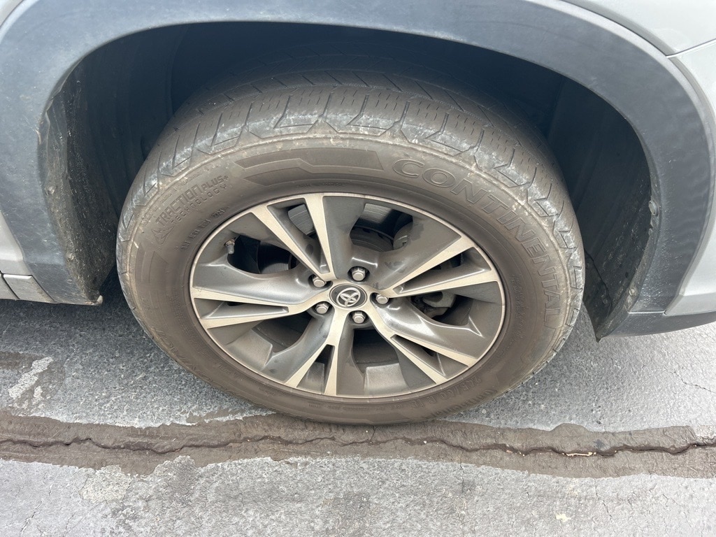 Used 2017 Toyota Highlander LE V6 SUV