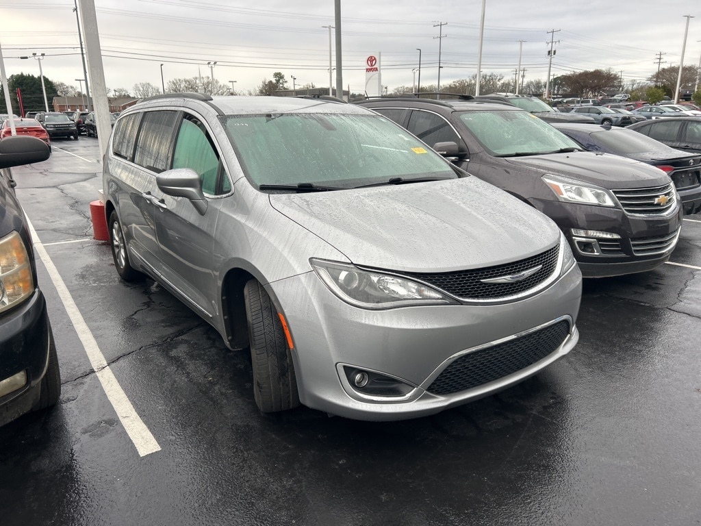 2017 Chrysler Pacifica Touring-L's photo