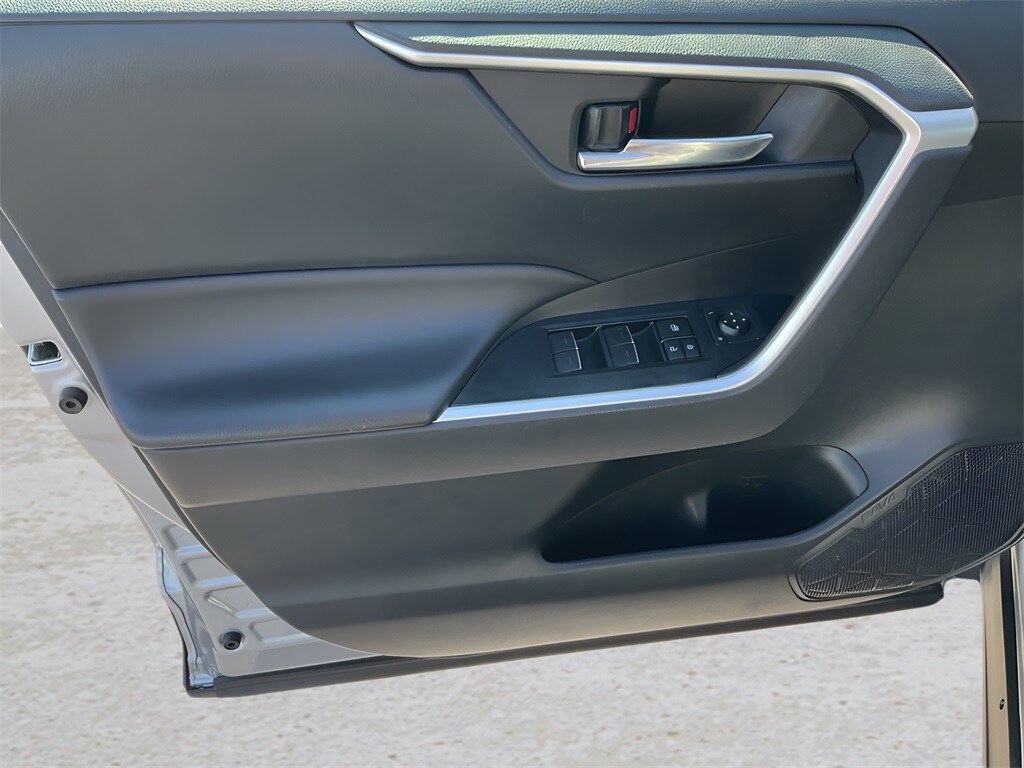 2024 Toyota RAV4 XLE photo 2