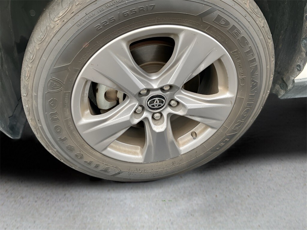 2024 Toyota RAV4 XLE photo 2