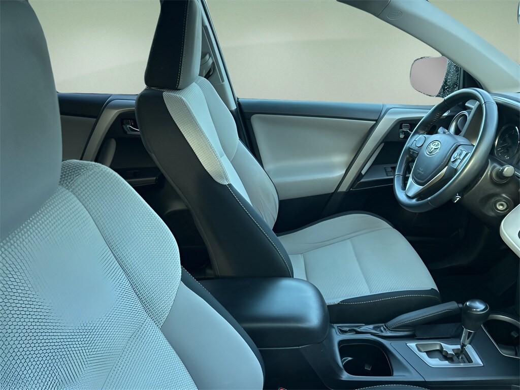 2016 Toyota RAV4 XLE photo 4