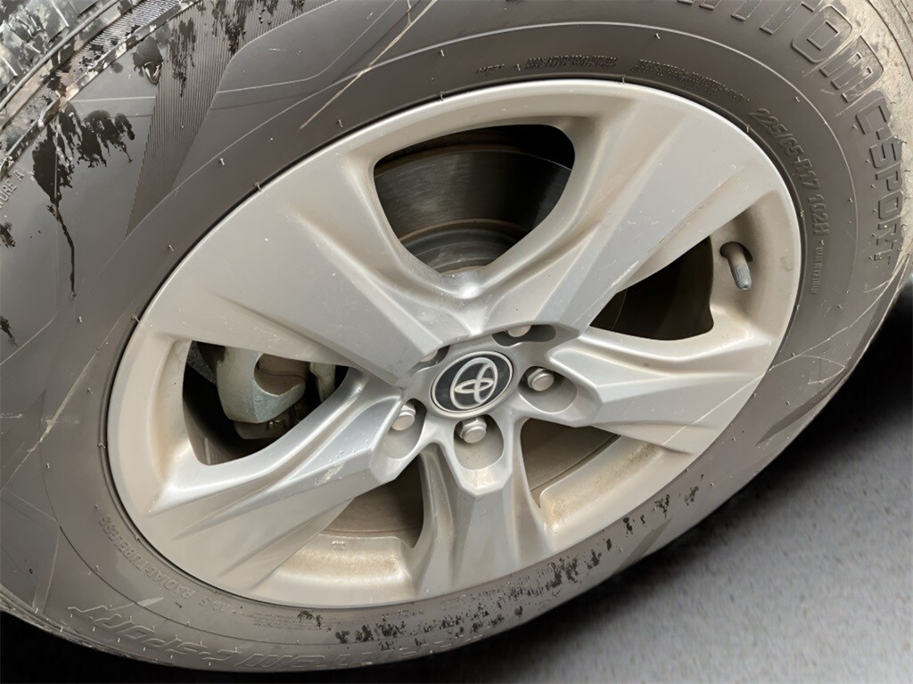 2024 Toyota RAV4 XLE photo 2
