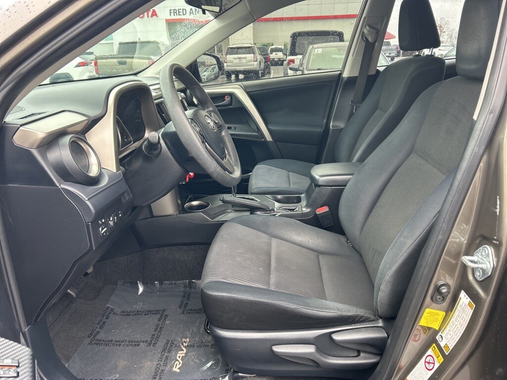 2014 Toyota RAV4 LE photo 2