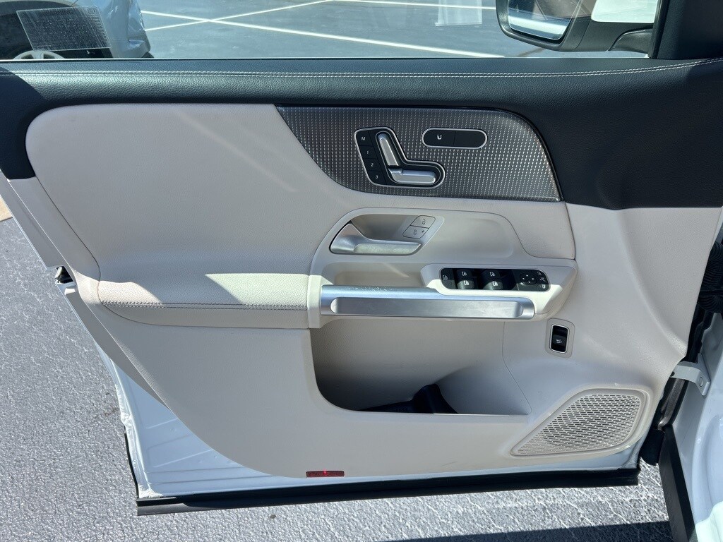 2023 Mercedes Benz GLB 250 photo 3