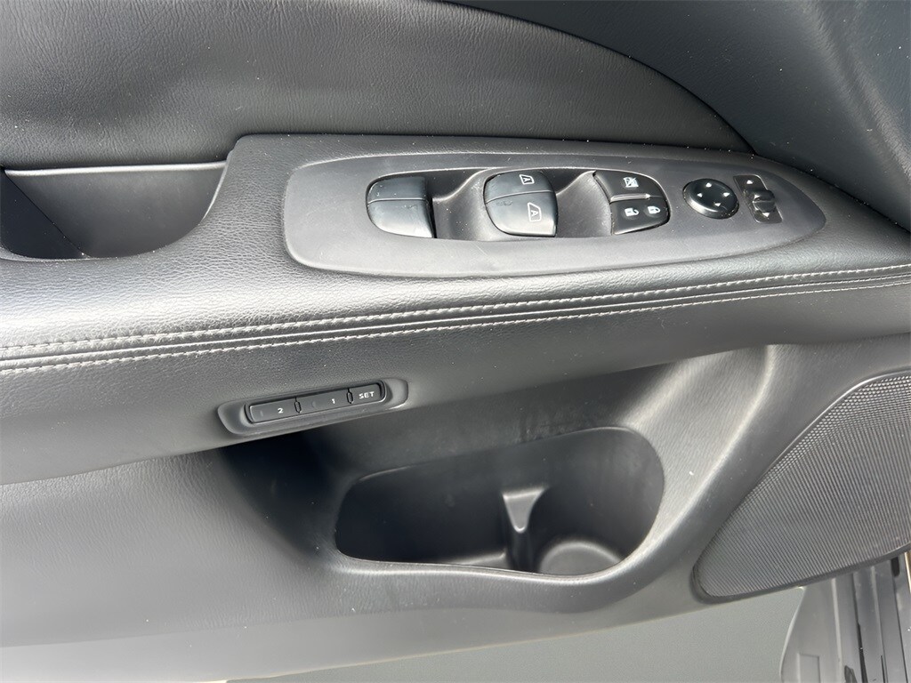 2015 Nissan Pathfinder SL photo 4
