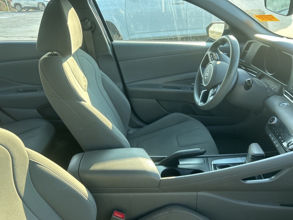 2021 Hyundai Elantra SEL photo 2