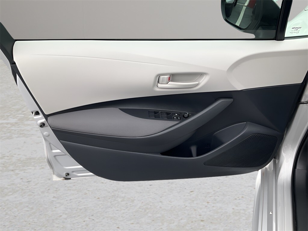 2025 Toyota Corolla LE photo 3