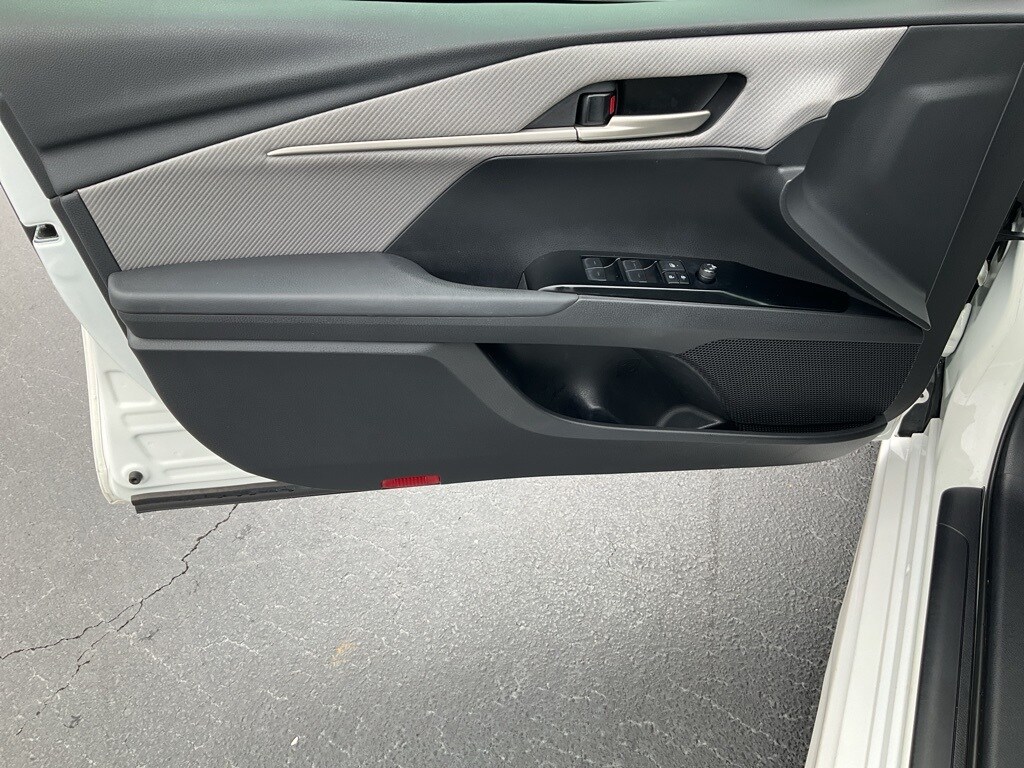 2025 Toyota Camry SE photo 3