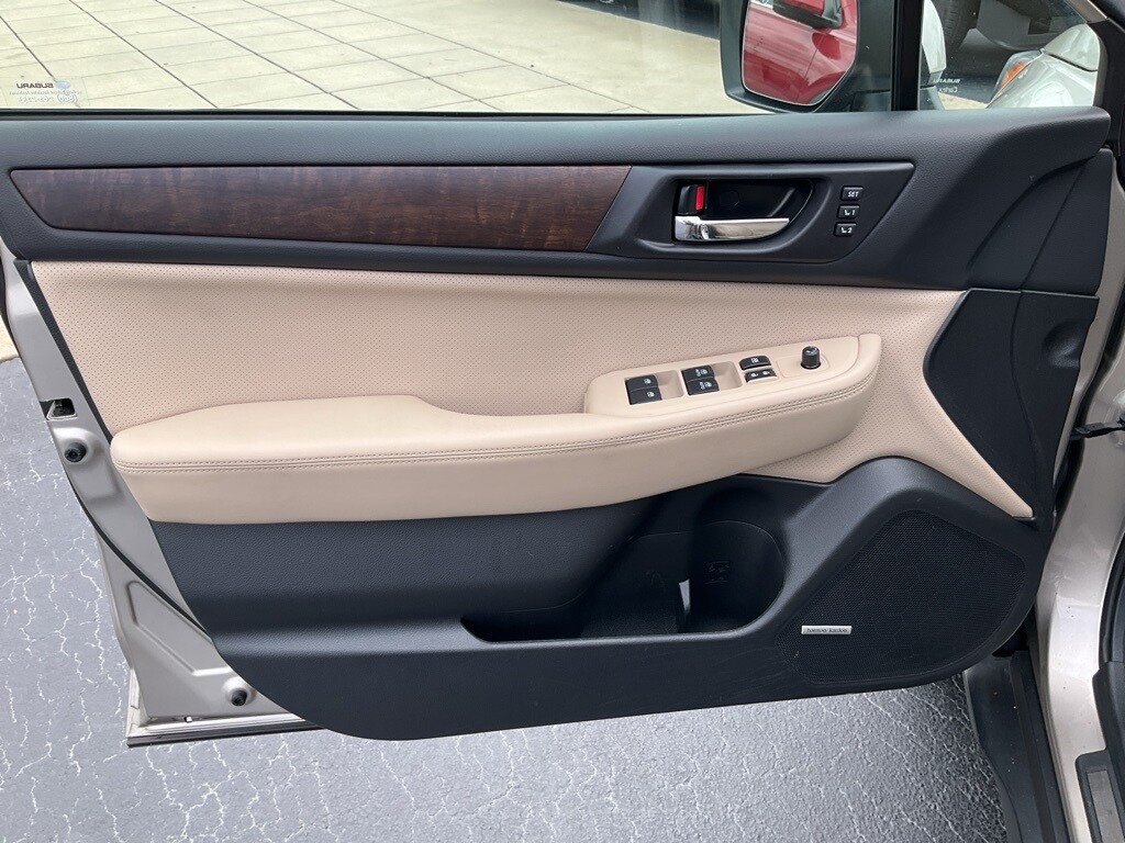 2016 Subaru Outback 2.5i Limited photo 2