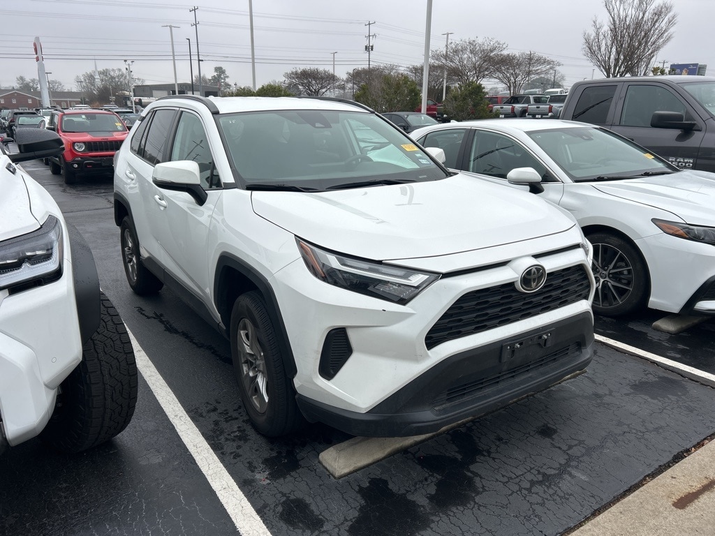 2024 Toyota RAV4 XLE's photo