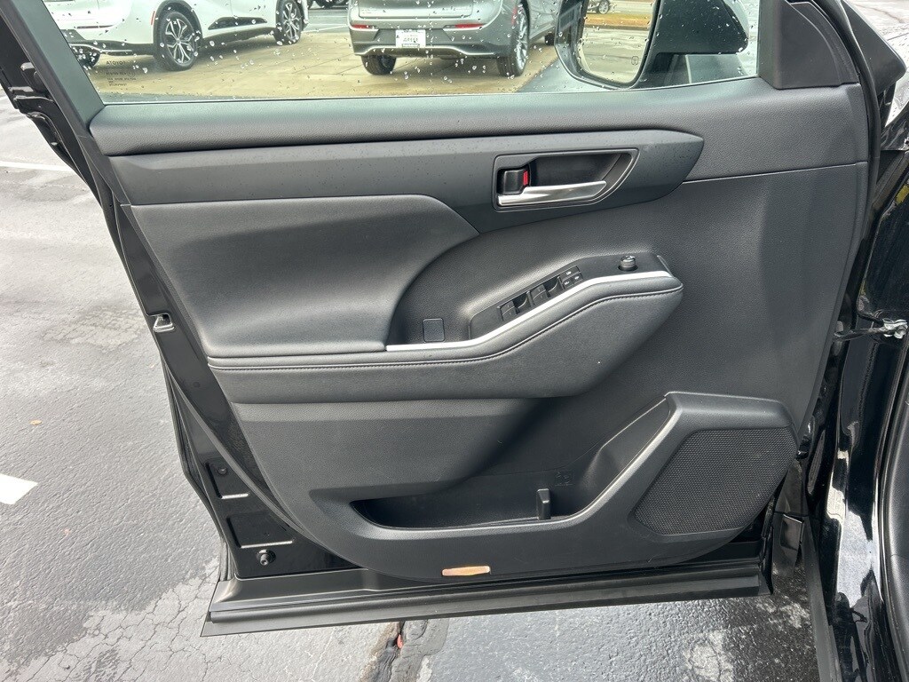 2024 Toyota Highlander LE photo 3