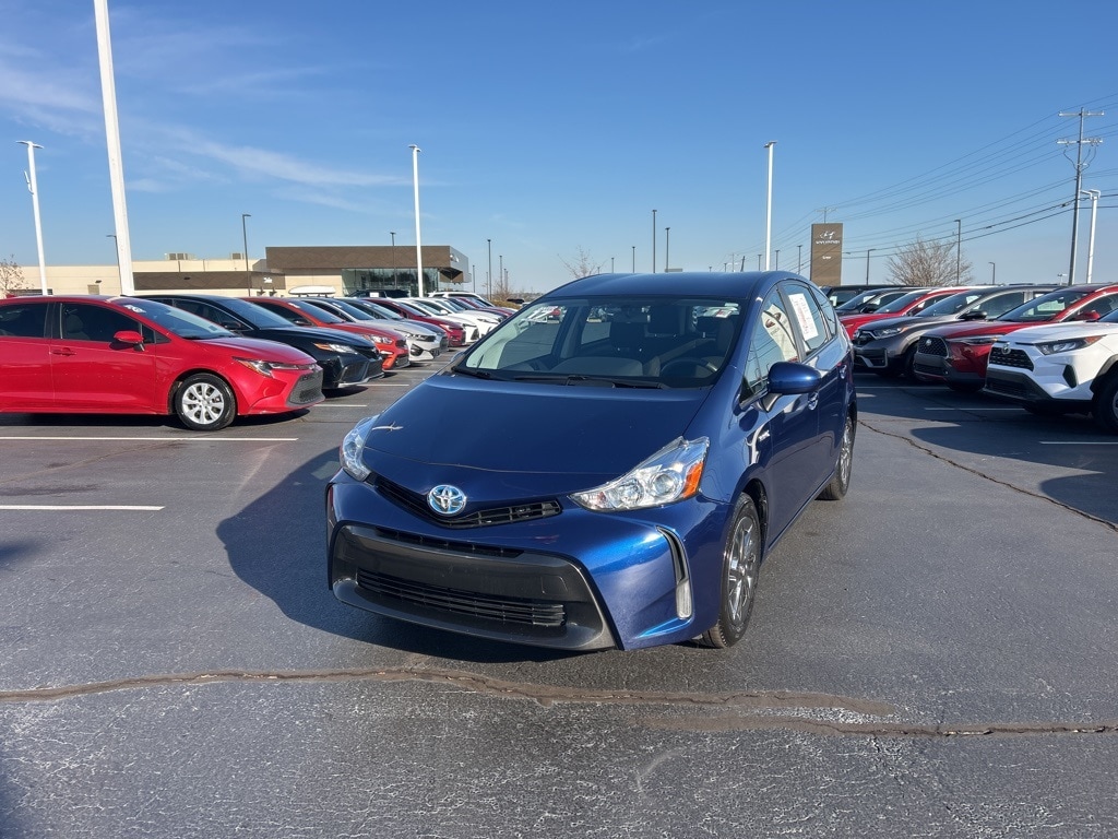 2017 Toyota Prius v Three's photo