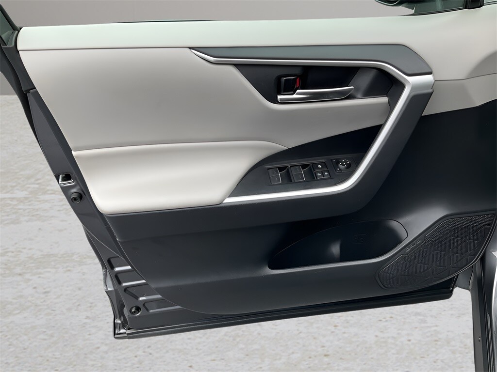 2023 Toyota RAV4 XLE photo 3