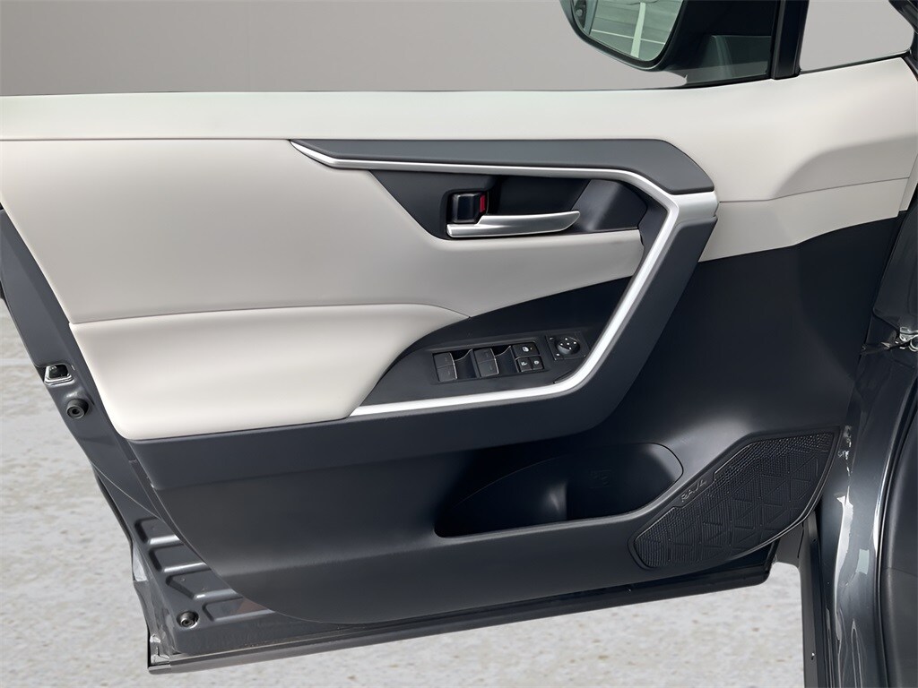 2024 Toyota RAV4 XLE photo 2