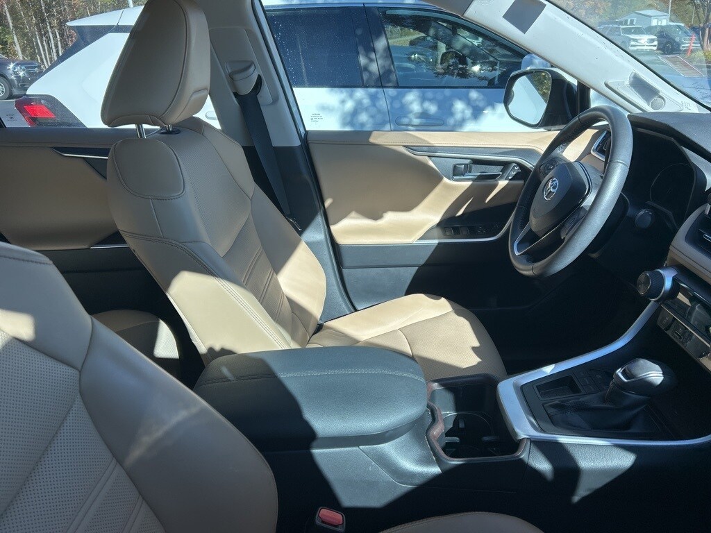 2022 Toyota RAV4 Limited photo 3