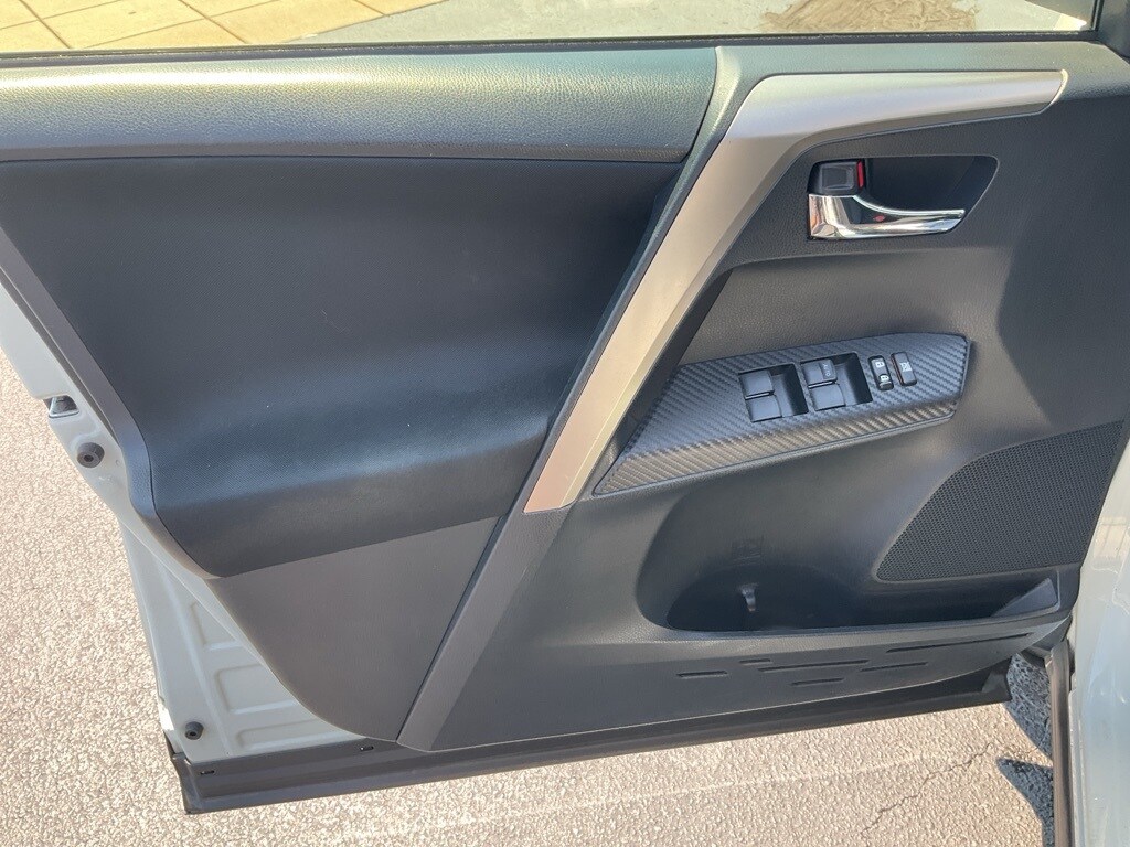 2015 Toyota RAV4 XLE photo 3