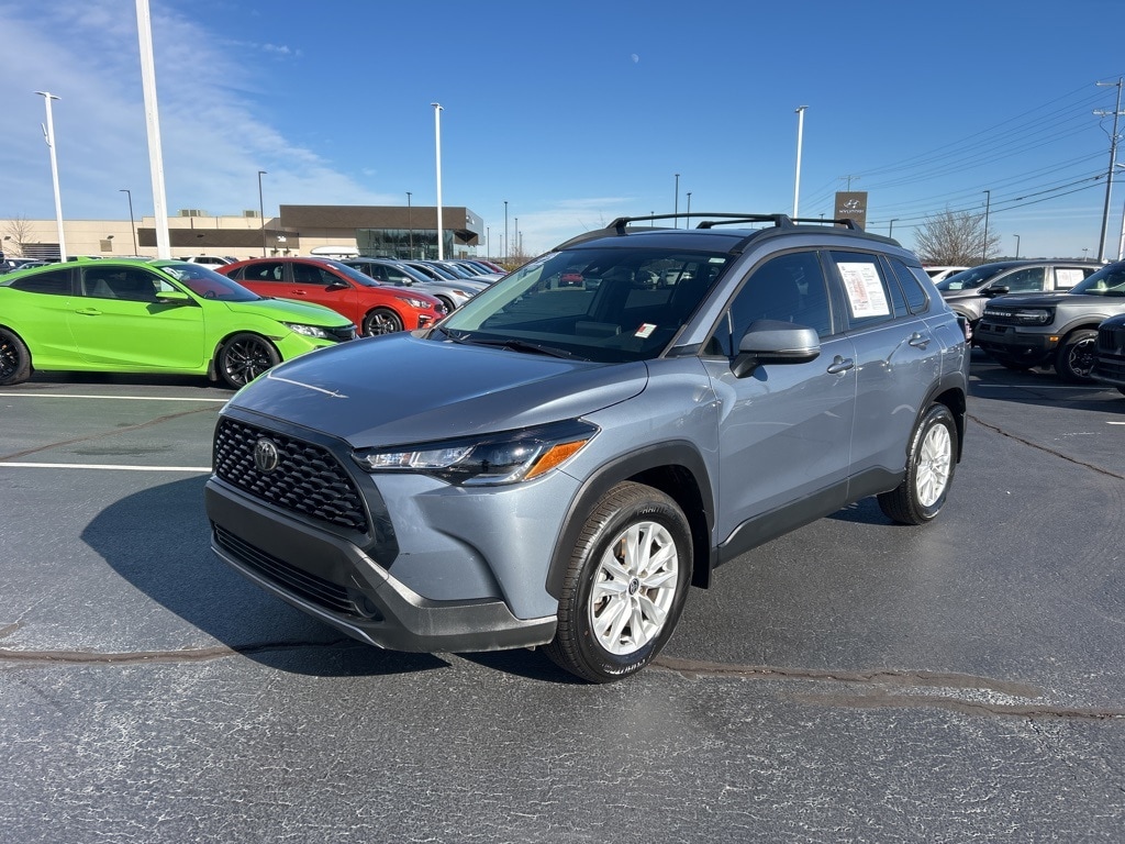 2022 Toyota Corolla Cross LE's photo