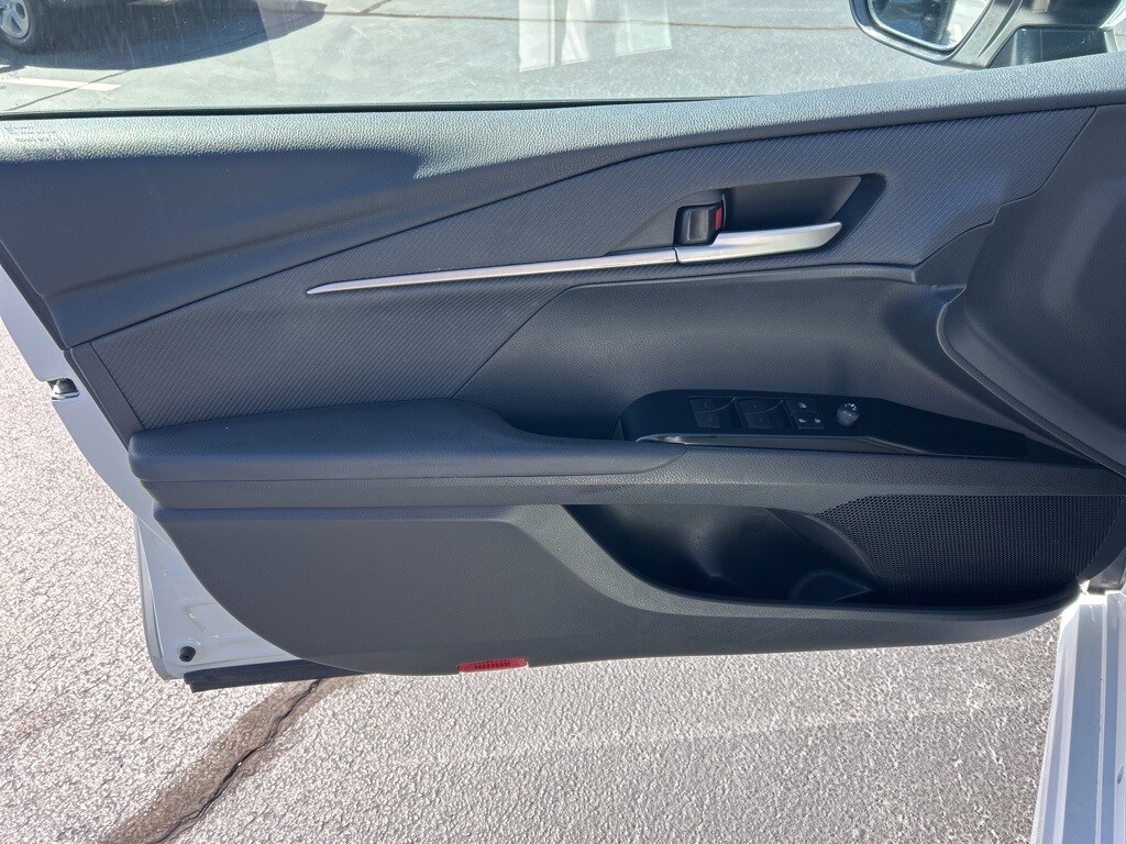 2025 Toyota Camry SE photo 3