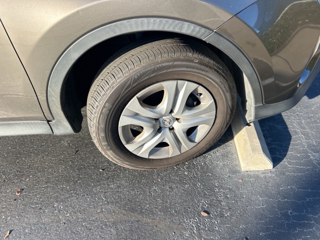 2014 Toyota RAV4 LE photo 2