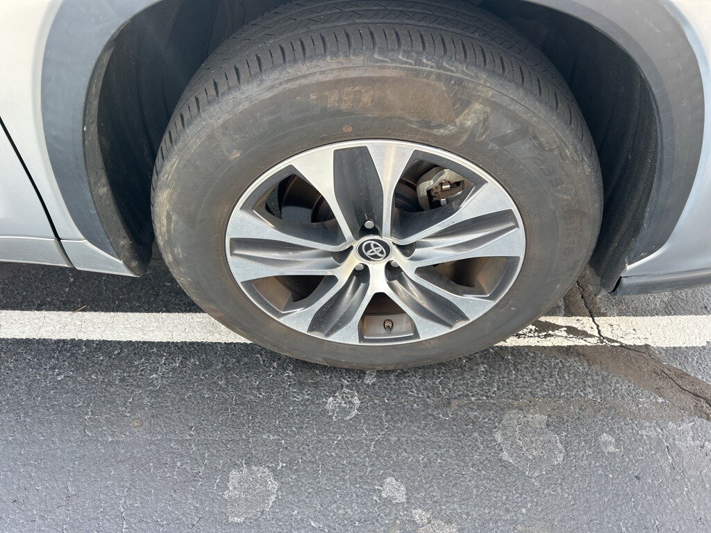 2024 Toyota Highlander LE photo 2