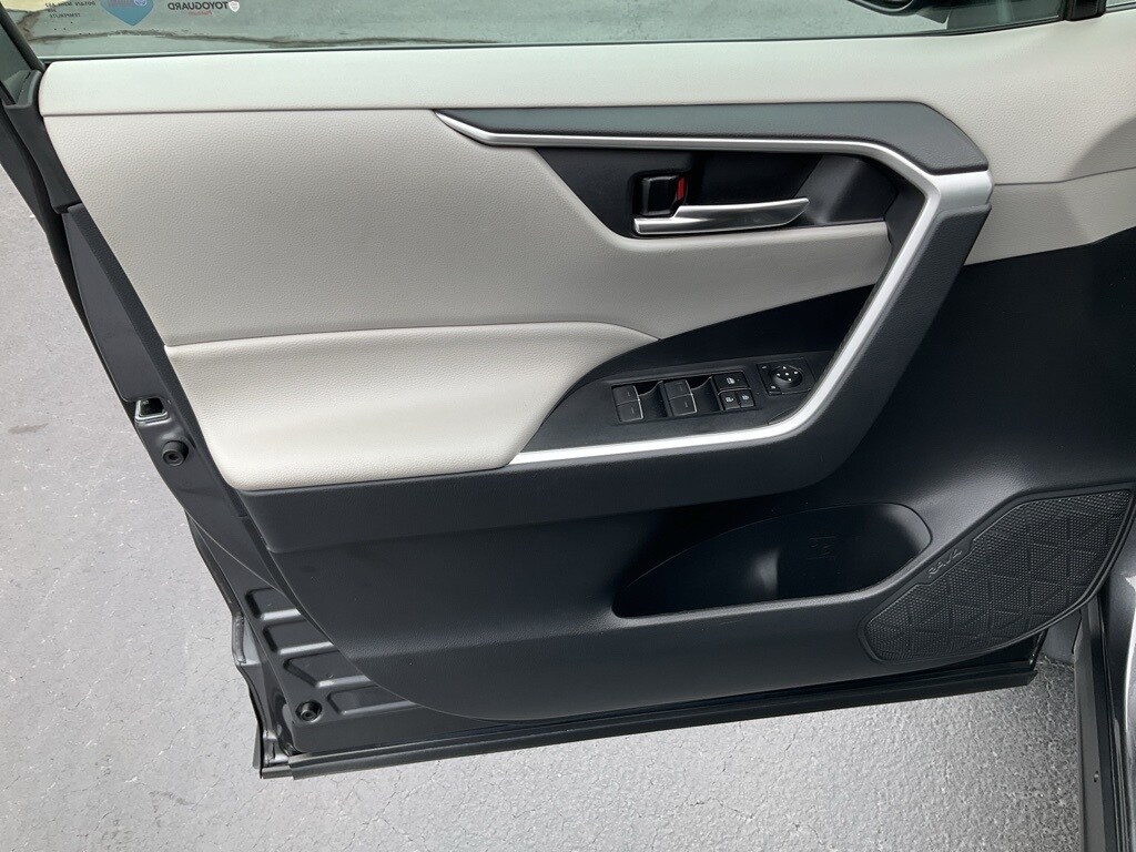 2023 Toyota RAV4 XLE photo 2
