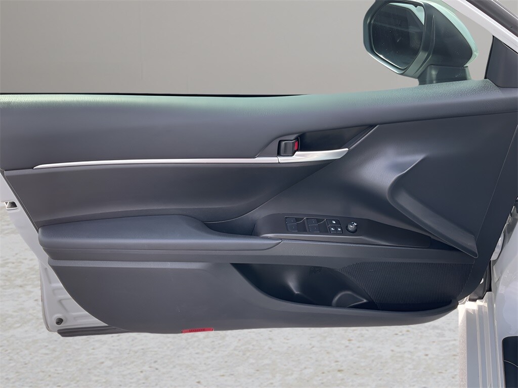 2023 Toyota Camry LE photo 3