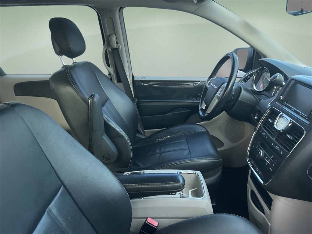 2016 Chrysler Town & Country Touring photo 3