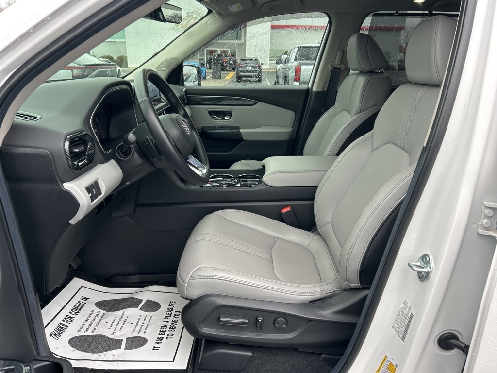 Used 2025 Honda Pilot Touring SUV