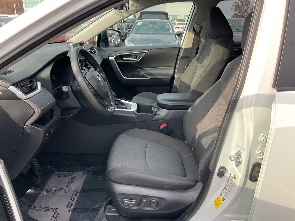 2024 Toyota RAV4 XLE photo 2