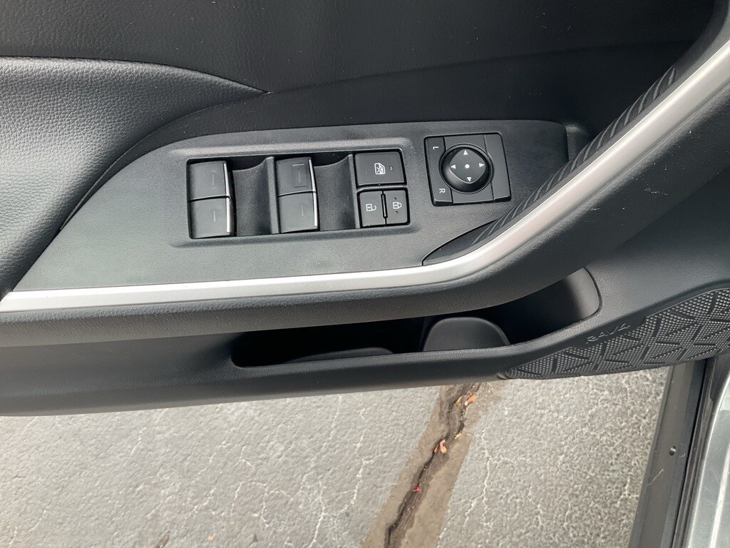 2024 Toyota RAV4 XLE photo 3