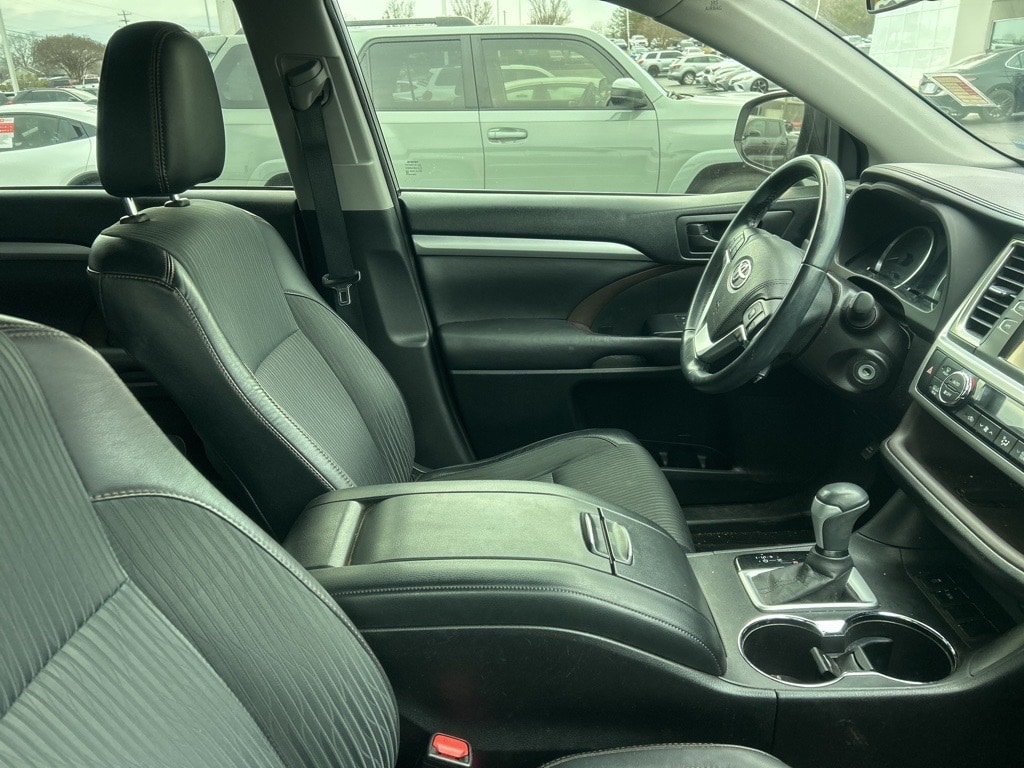 Used 2017 Toyota Highlander LE V6 SUV