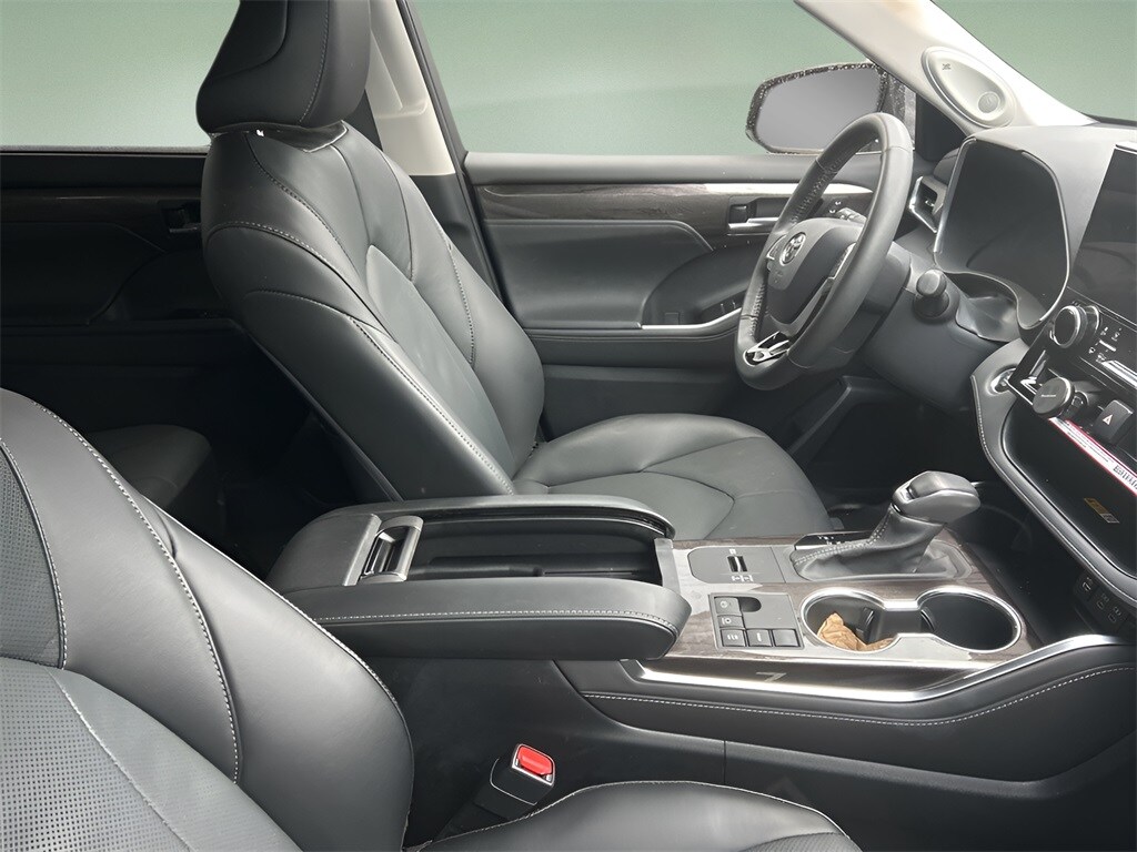 2024 Toyota Highlander LE photo 2