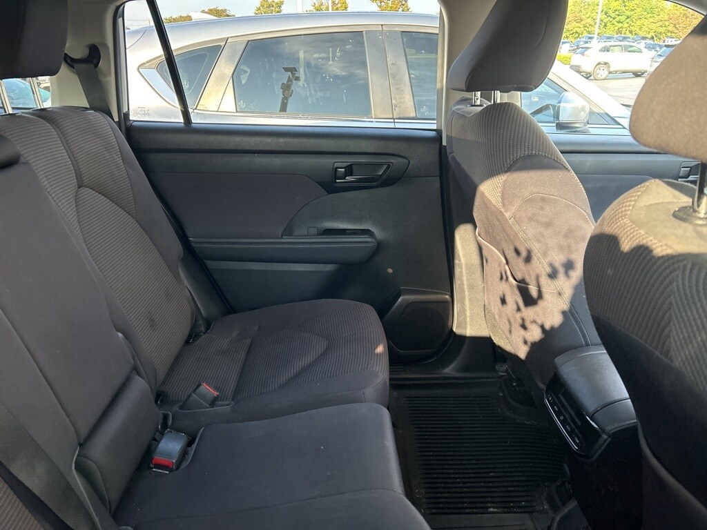 2021 Toyota Highlander LE photo 3